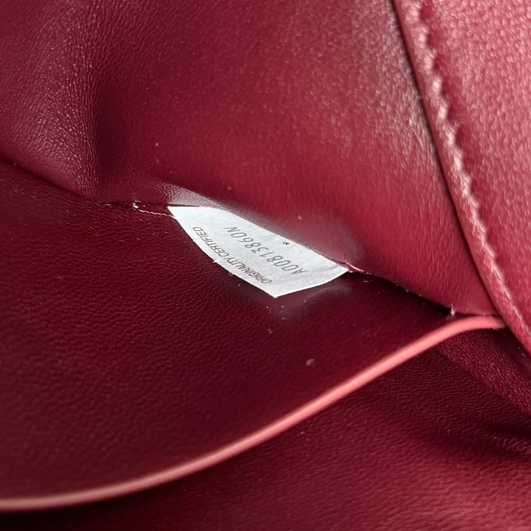 Batch 1660 BOTTEGA VENETA 2025 new product KNOT LOCK crossbody bag subverts the rigid lines of traditional tote bags, using drapey leather to create a three-dimensional silhouette that breathes. It has compartments and multiple card slots inside, making it a versatile commuter bag that can be used in various occasions. The details are full of exquisiteness, the casual retro color tone, and the upper body are full of elegance. Whether you are commuting or going out on the street, you can easily hold it. The two carrying methods of hand-carrying and long shoulder strap are very practical! At the same time, the shoulder strap is detachable, suitable for various dressing styles~ Whether it is a dinner party or daily commuting, it can be easily controlled and becomes your versatile tool❤️ Style number: 817191 Size: 25*16*5.5cm